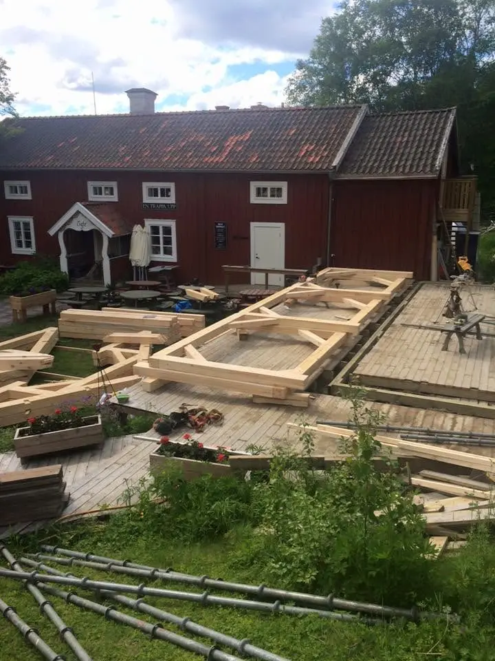 Trästomme till tillbyggnad monteras på befintligt trädäck.