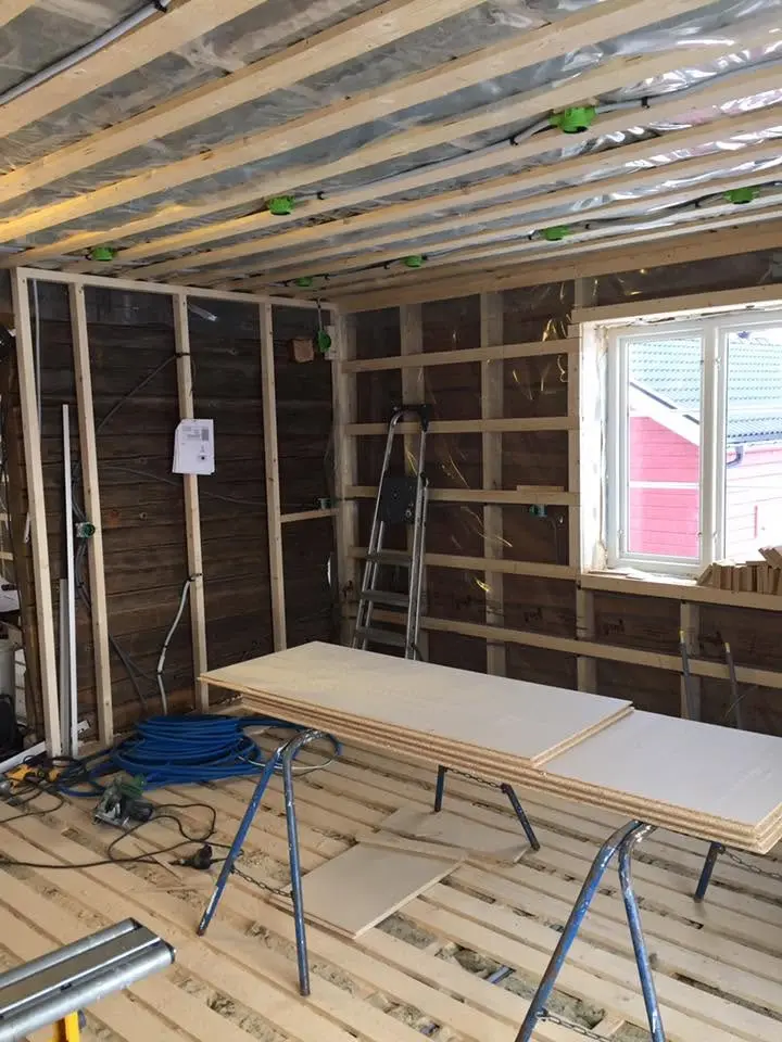 Invändig ombyggnad med nya väggreglar, installationer och skivmaterial.