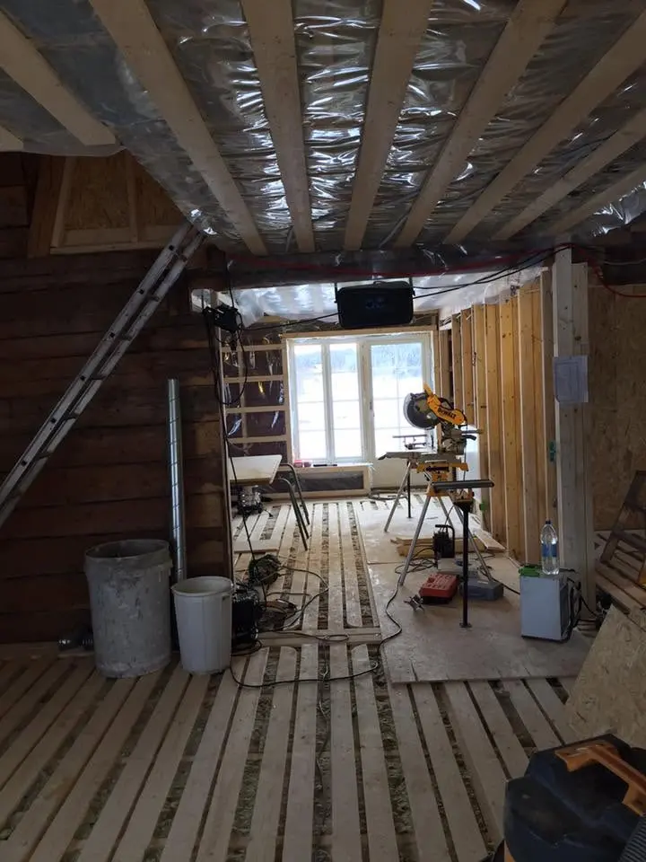 Invändig renovering med öppet bjälklag och nya reglar.